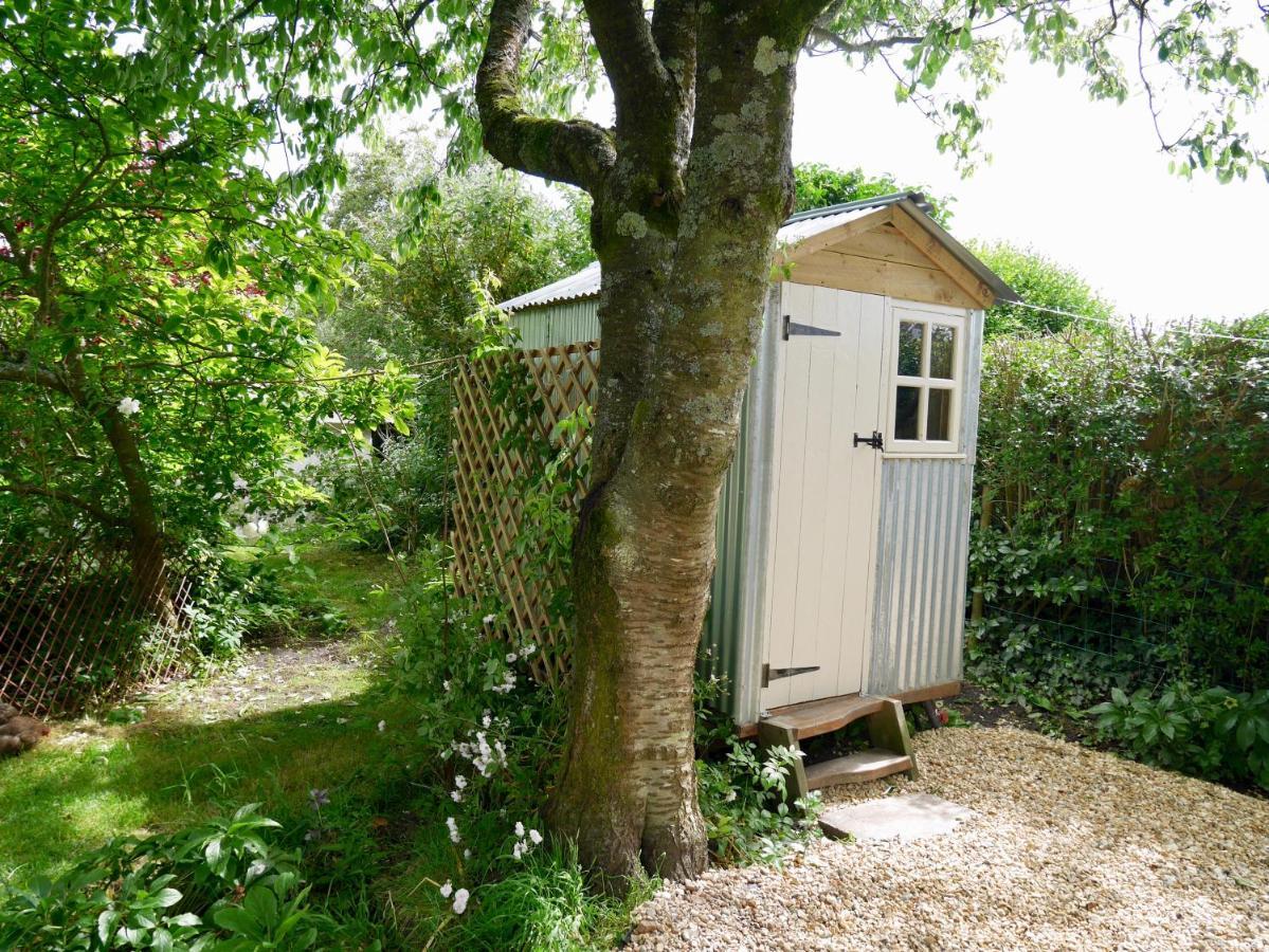 The Wayside Shepherd Hut Больє Екстер'єр фото