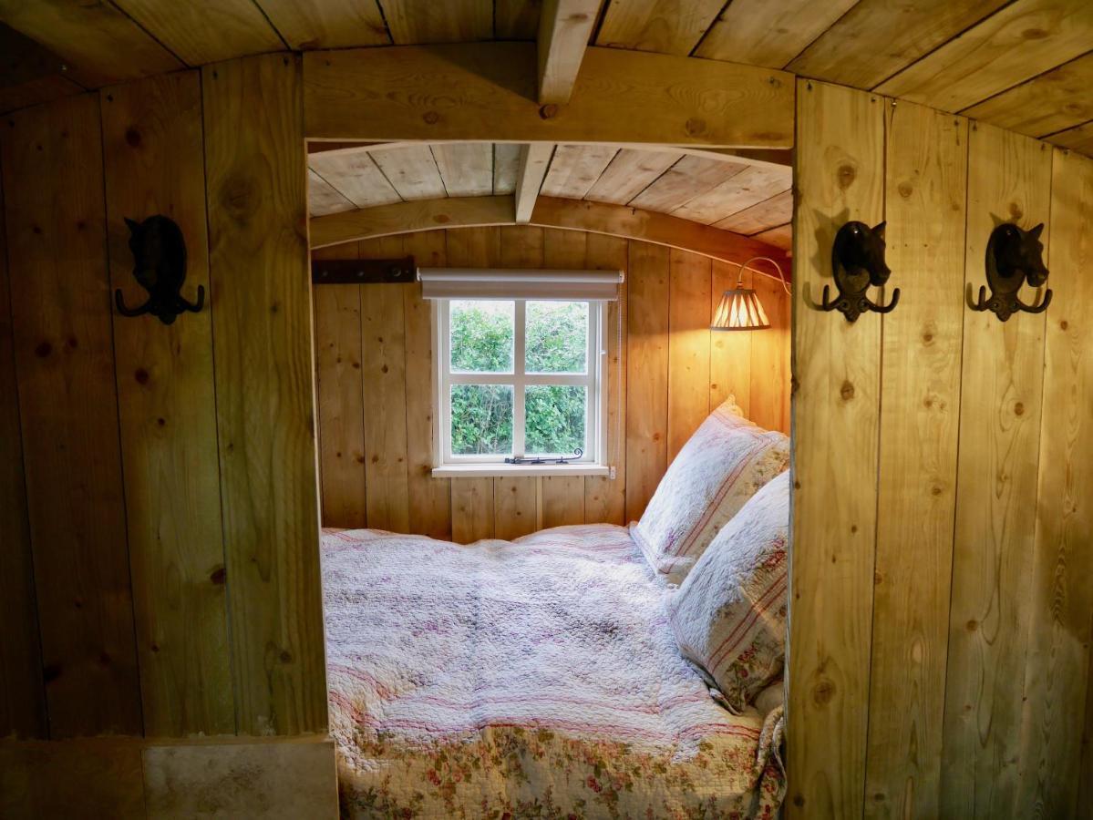 The Wayside Shepherd Hut Больє Екстер'єр фото
